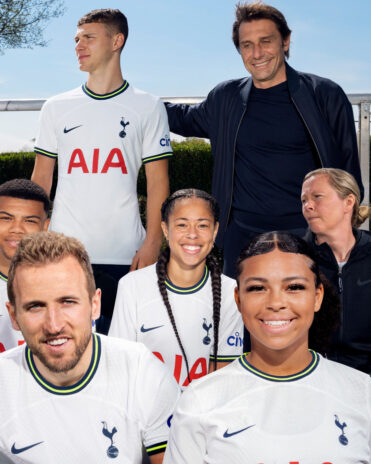 I calciatori del Tottenham con la divisa Nike 2022-2023