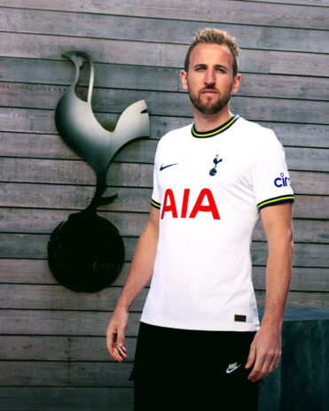 Kane con la nuova maglia del Tottenham 2022-2023
