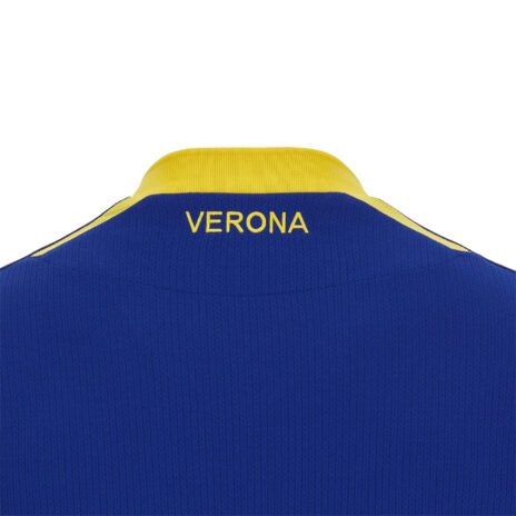 Scritta Verona sul retro del colletto