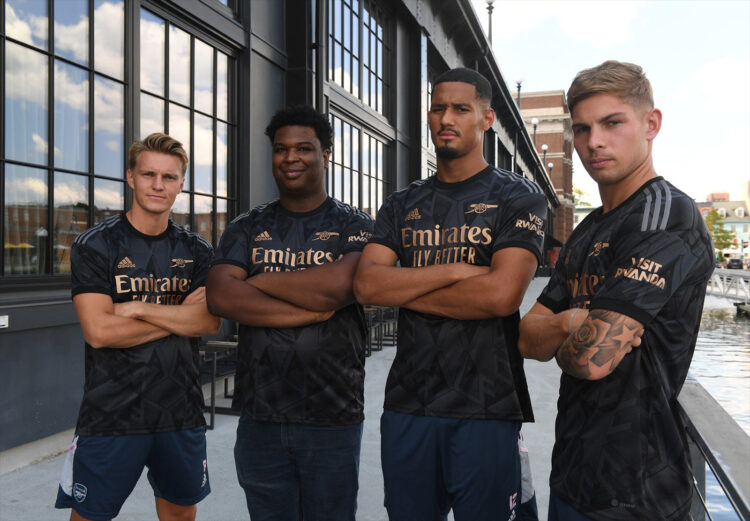 La divisa away dell'Arsenal 2022-2023