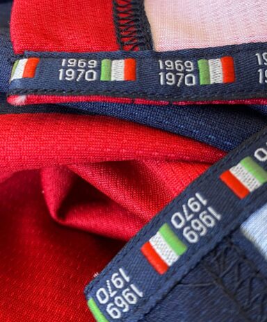 Il ricordo dello scudetto 1969-1970 sulla maglia del Cagliari