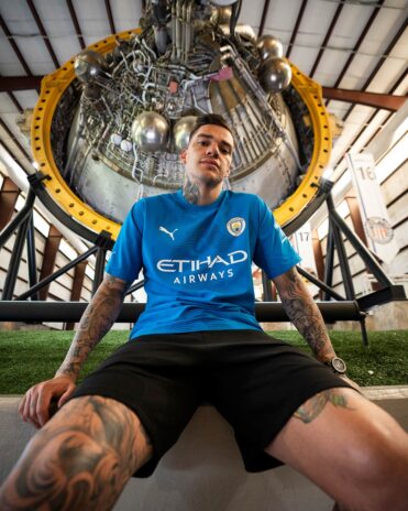 Ederson con la maglia azzurra da portiere del City