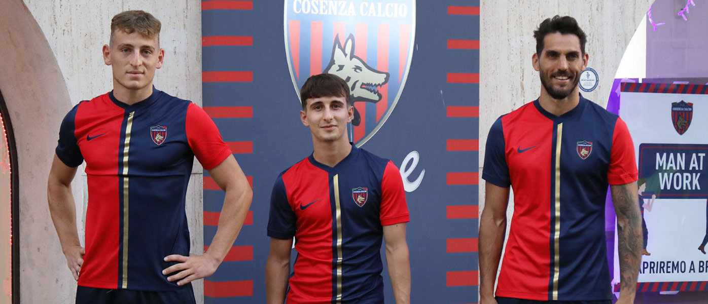 La nuova maglia del Cosenza Calcio con Nike 2022-2023