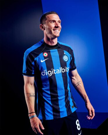 La nuova maglia dell'Inter 2023 a righe nerazzurre