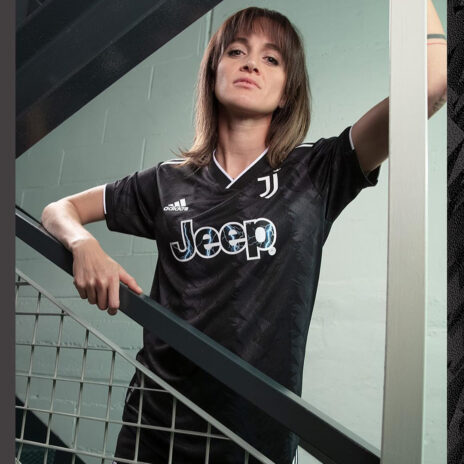 Boninsea con la maglia da trasferta della Juve