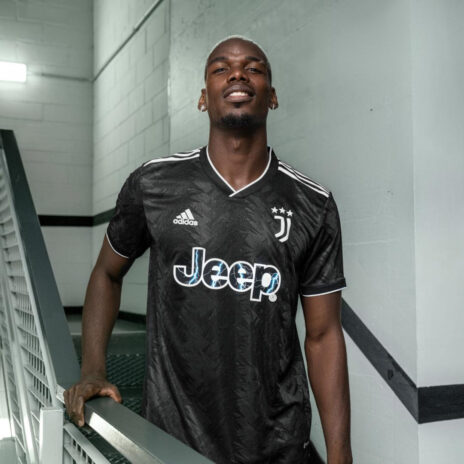 Pogba indossa la maglia nera della Juventus Adidas