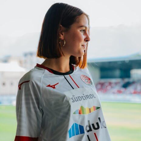 maglia-sudtirol-home-modella-22-23