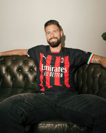 Giroud con la maglia del Milan 2023 Puma