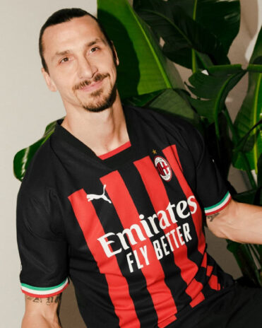 Ibra con la nuova divisa rossonera del Milan