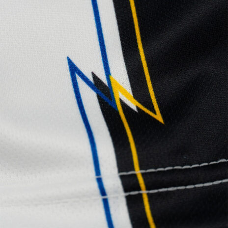 Linee giallloblù sulla croce del Parma