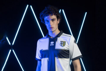 La nuova maglia del Parma 2022-2023 Erreà