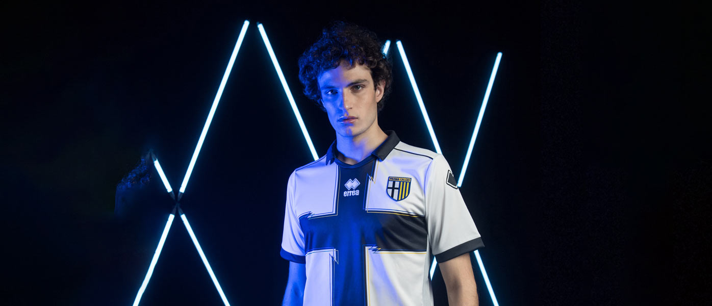 La nuova maglia del Parma 2022-2023 Erreà