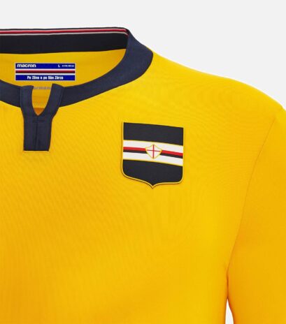Lo stemma anni '60 sulla terza maglia ambra