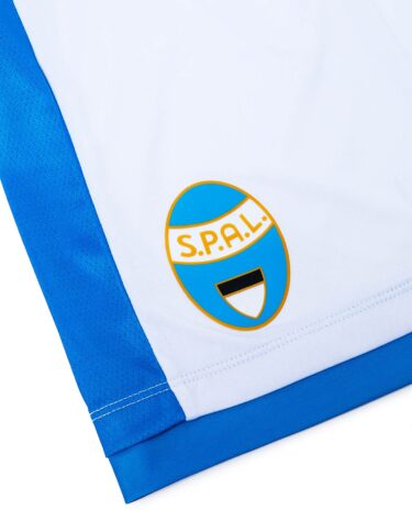 Dettaglio stemma SPAL sui pantaloncini bianchi