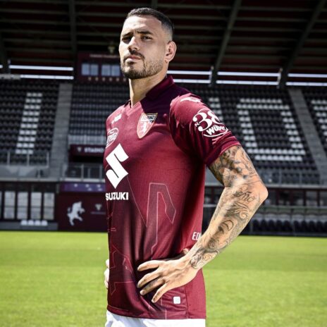 Il toro rampante sulla nuova maglia del torino
