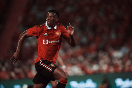 united-home-22-23-wrong-shorts