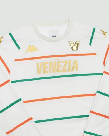 Il colletto a girocollo della maglia del Venezia