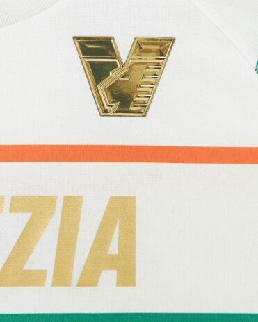 Stemma V in oro, maglia Venezia away
