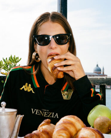 Con la maglia del Venezia al bar