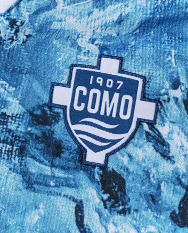 Lo stemma del Como sulla nuova maglia