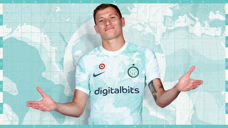 Barella indossa la maglia dell'Inter away 2023