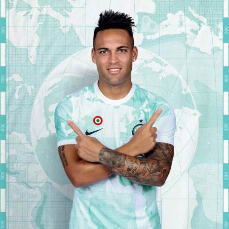 La nuova maglia dell'Inter verde acqua