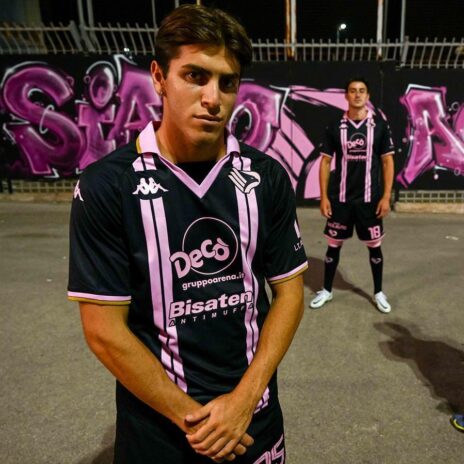 La maglia away del Palermo con le bretelle