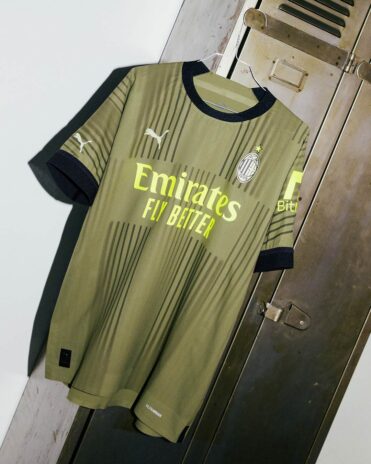 Milan terza maglia verde oliva