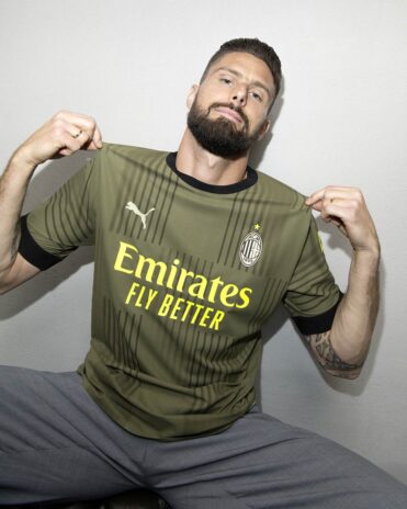 Giroud con la terza maglia del Milan 2022-23