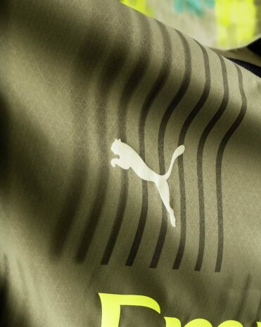 Logo Puma giallo maglia Milan