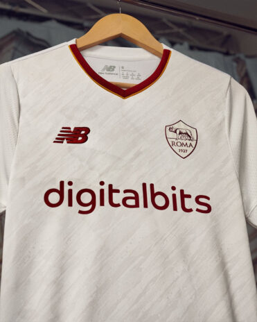 Il lupetto tono su tono sulla maglia away della AS Roma