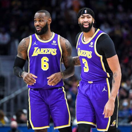 I numeri gialli sulla maglia viola dei Los Angeles Lakers