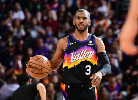 Paul con la maglia nera Valley dei Phoenix Suns
