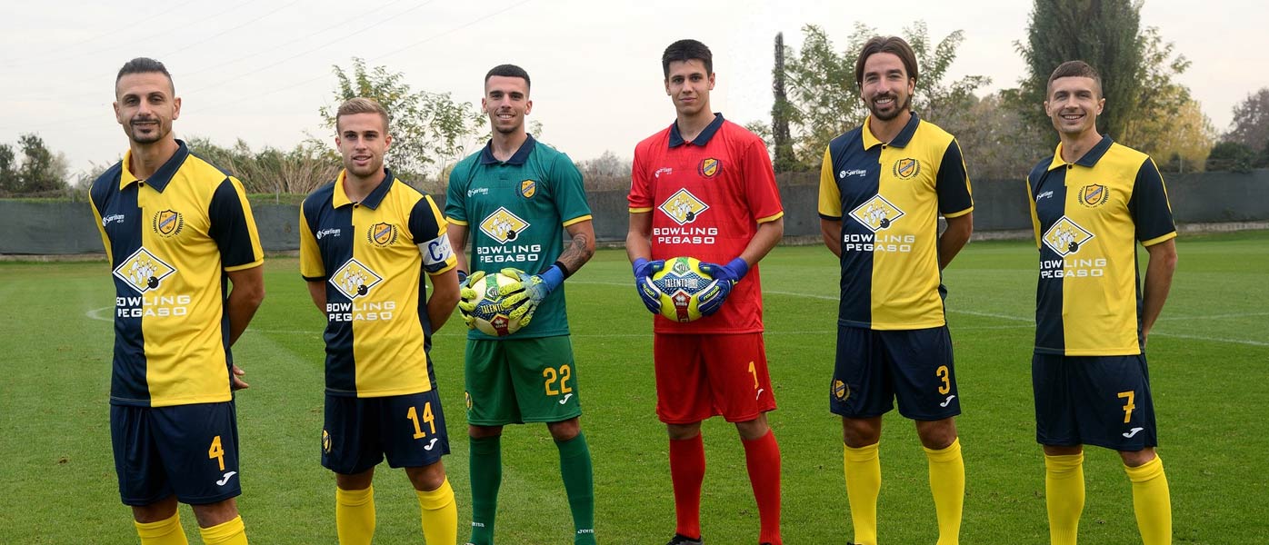 Le maglie della Pergolettese per i 90 anni