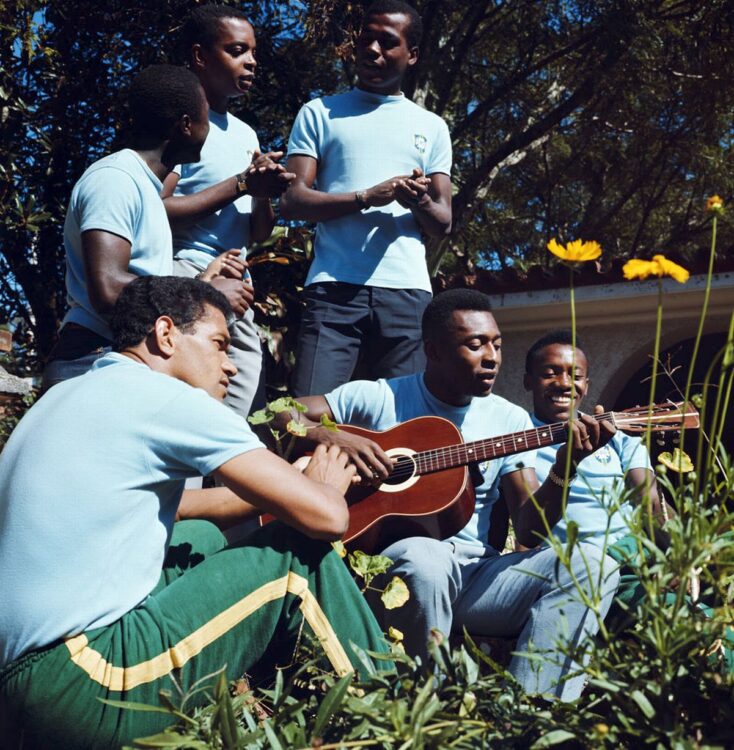 Pelè suona la chitarra