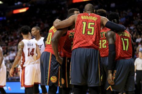 La divisa di Atlanta con maglia rossa e pantaloncini blu