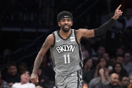 Irving con la canotta grigia dei Nets BKLYN