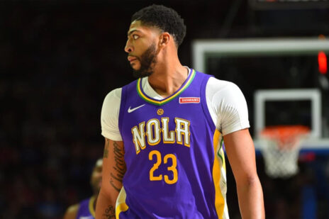 Davis con la maglia viola NOLA 23