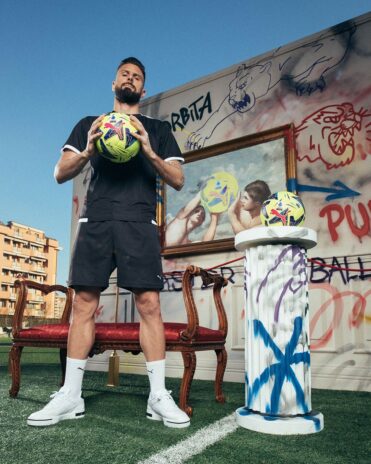 Giroud con il pallone invernale Puma Orbita Serie A