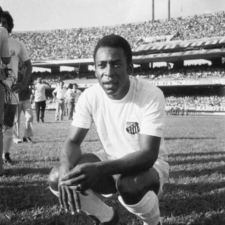 Pelè con la maglia del Santos a girocollo