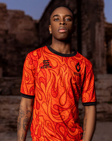 Il fuoco sulla maglia del Vesta Calcio