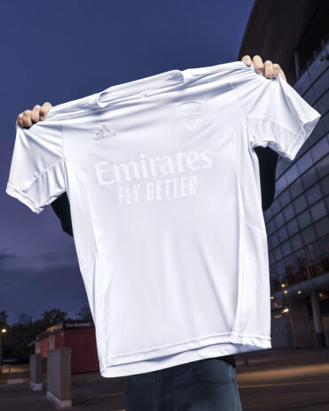 Maglia Arsenal bianca Adidas violenza giovanile