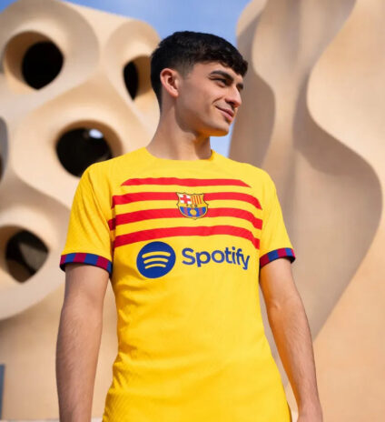 Pedri indossa la nuova maglia del Barcellona ispirata alla bandiera catalana