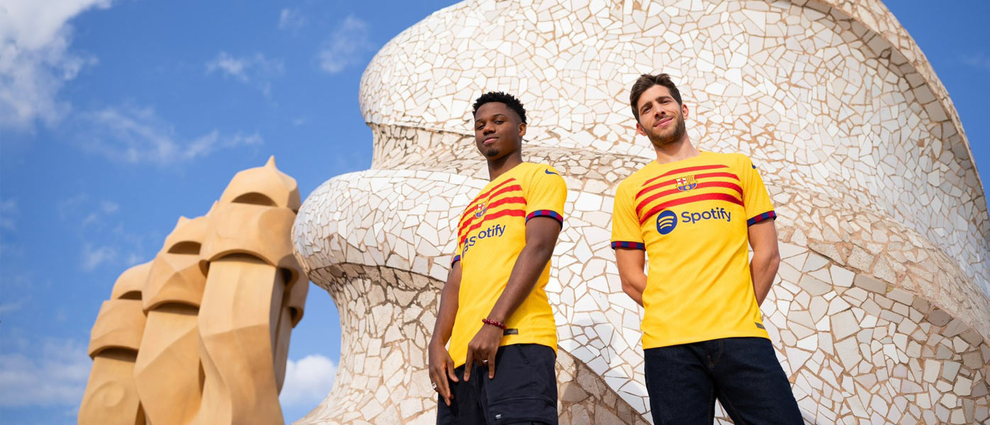 La maglia del Barcellona 2022-2023 Nike con la Senyera