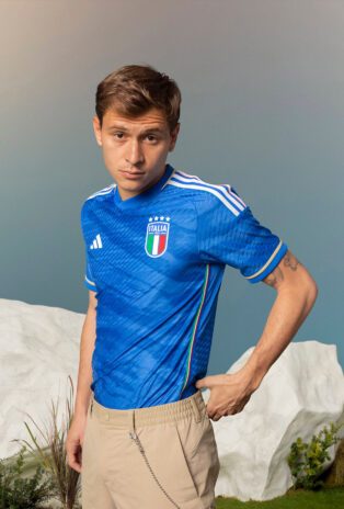 Barella con la nuova maglia azzurra dell'Italia