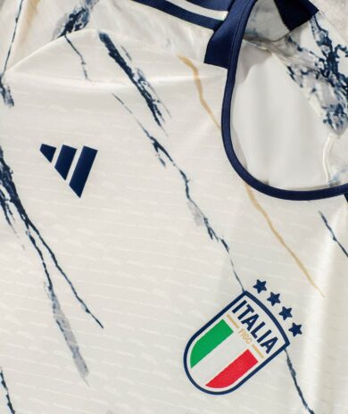 Le venature sulla maglia away dell'Italia