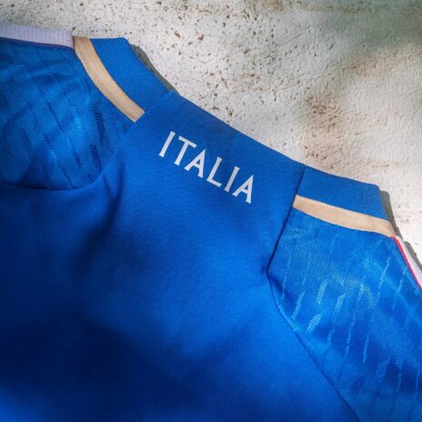 Scritta Italia retro collo font romani