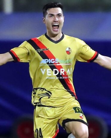 Seconda maglia Lucchese giallo oro 2022-23