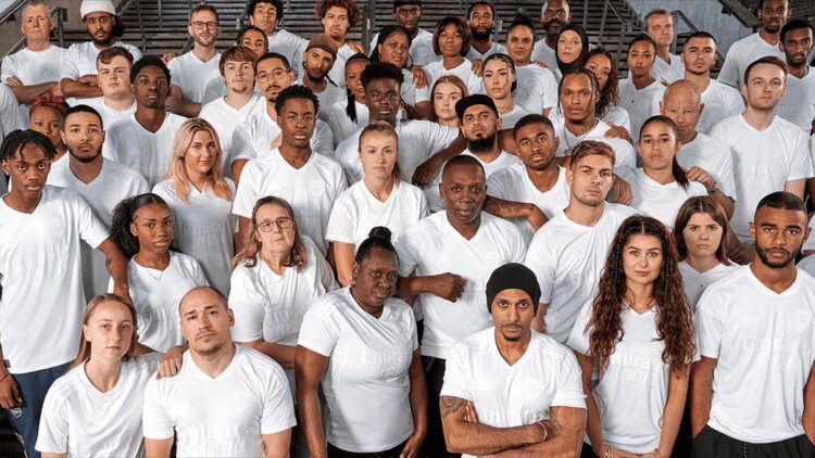 I volontari del progetto No More Red con la maglia bianca dell''Arsenal