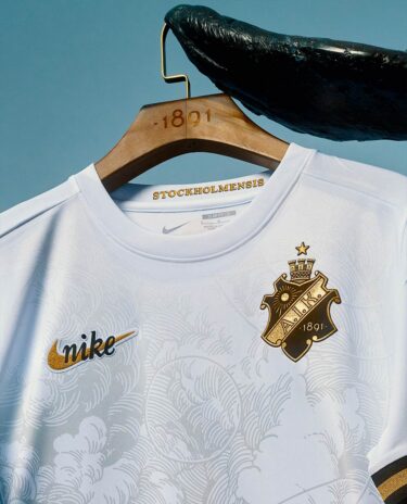 Dettaglio maglia AIK con dipinto Stoccolma